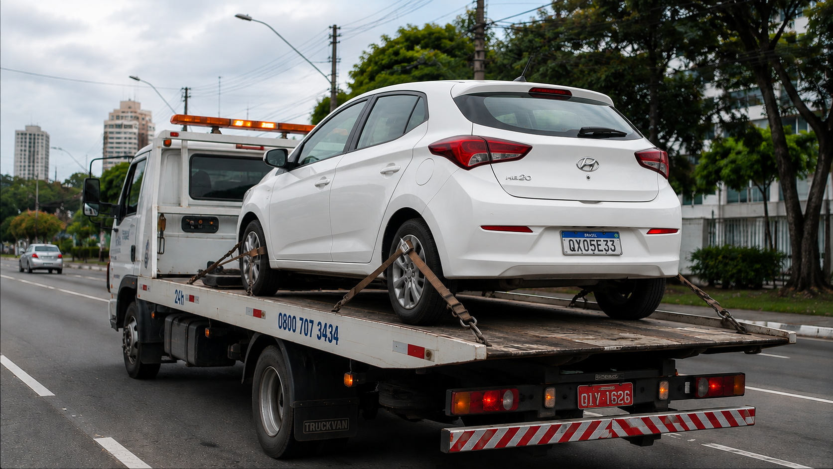 Guincho transportando um veículo de associado em via urbana